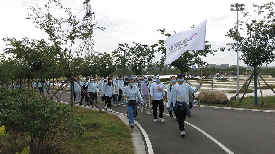 公司團建開展迎國慶勁走、燒烤活動